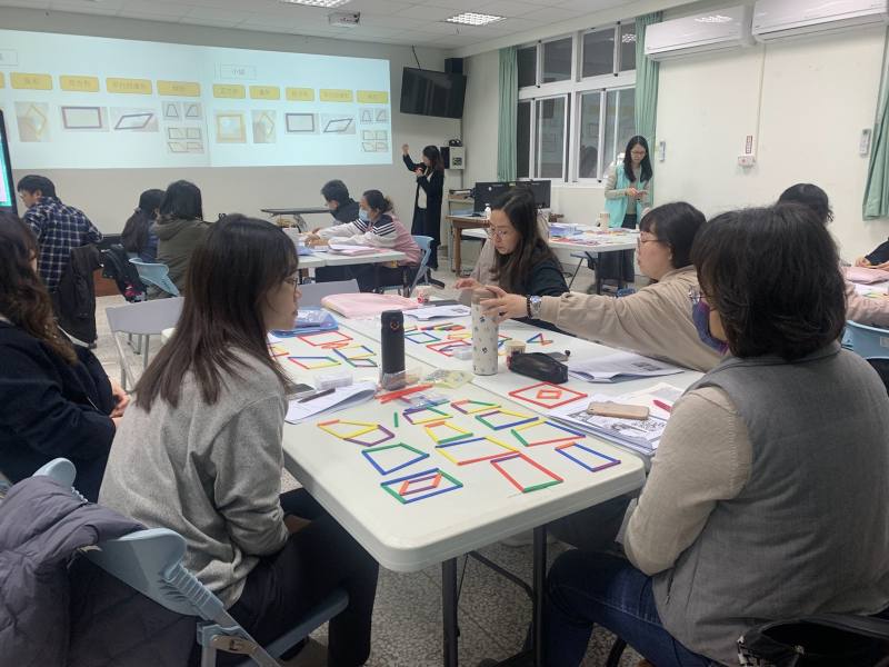 與花蓮縣合作課程調整研習，現場老師討論熱烈