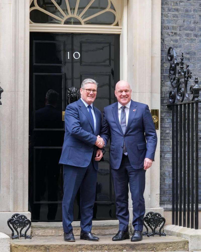 英國首相施凱爾（左）與紐西蘭總理盧克森（右）22日在倫敦會談並合影。（圖取自x.com/chrisluxonmp）