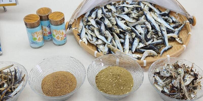 澎湖食魚教育團隊「年年有鰆」從推廣「敲魚乾」體驗中，延伸出被忽視的魚骨頭廢棄食材再利用，24日發表「澎魚香鬆」與「魚乾冰淇淋」等產品
