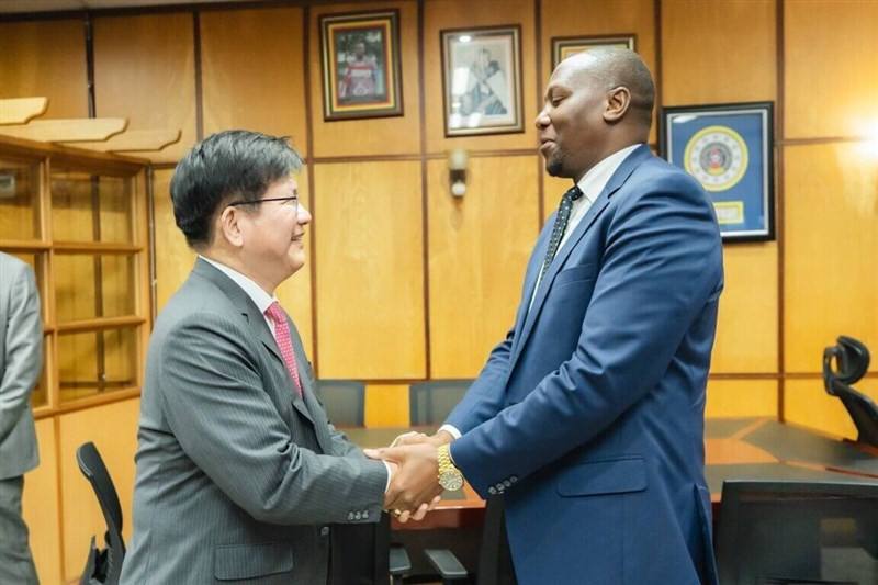 Foreign Minister Lin Chia-lung (left) meets Eswatini Prime Minister Russell Dlamini (right) on Tuesday during Lin's visit to the African country. Photo courtesy of the Ministry of Foreign Affairs