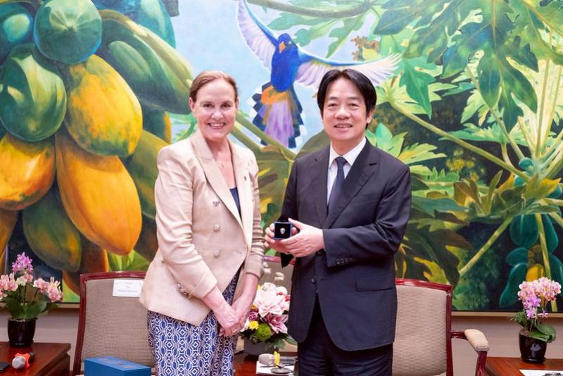 President Lai receives a gift from Chair of the Center for a New American Security Michèle Flournoy.