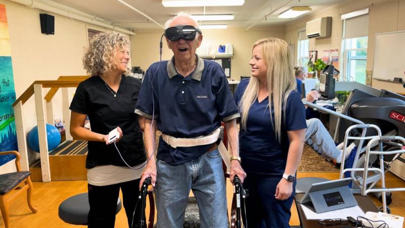 宏達電攜手美國電信公司AT&T、高齡沉浸式健康照護創新公司Mynd Immersive，及美國復健機構Select Rehabilitation，於全美高齡照護機構社區共同推動新一代高齡沉浸式XR治療計畫。（宏達電提供）