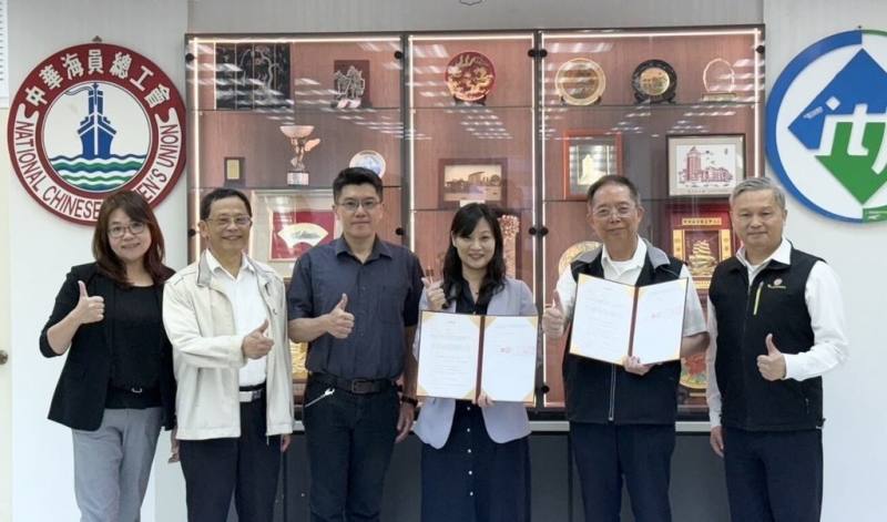 海上工作船員長期航行中可能面臨慢性病管理困難、緊急醫療資源不足等問題。台北醫學大學與中華海員總工會24日簽合作意向書，由北醫大體系提供遠距醫療照護服務。（北醫大提供）