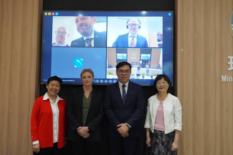 彭啓明部長與瑞典貿易暨投資委員會台北辦事處任荷雅代表（左2）交流合影