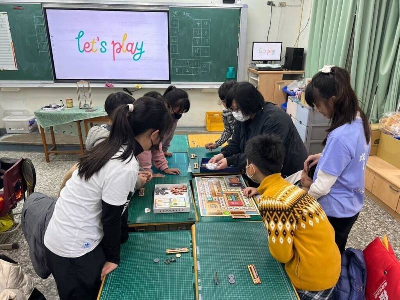 灃食公益飲食文化教育基金會今年推出新桌遊「平衡地球美食家」，陸續前往22所學校推廣，利用大富翁遊戲概念，鼓勵學子從日常飲食實踐永續生活。（灃食基金會提供）
