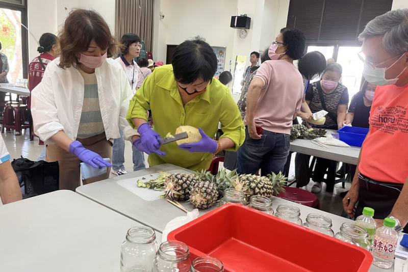 台南市政府農業局與山上區農會23日在永康區東橋里活動中心舉辦食農教育推廣活動，推出鳳梨品嘗，並教導民眾動手做「愛鳳醬」。（台南市政府提供）