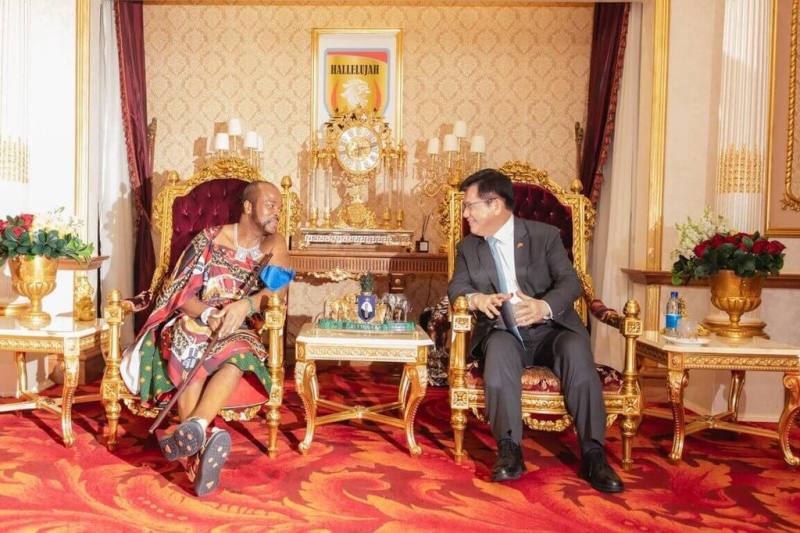 外交部長林佳龍（右）以總統特使身分出訪史瓦帝尼，23日下午晉見國王恩史瓦帝三世（King Mswati III，左）。（外交部提供）