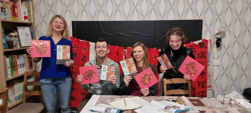 Students of TCML-Jade Mountain Mandarin School gather for a group photo.