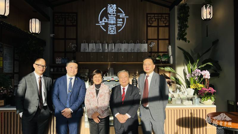 曾偉康(左二)邀請徐佳青(左三)參觀他新開幕的咖啡館，紐約中華總商會董事長梅犖生(右二)、副董事長盧元龍(左一)、紐約文教中心主任陳永豐(右一)陪同。