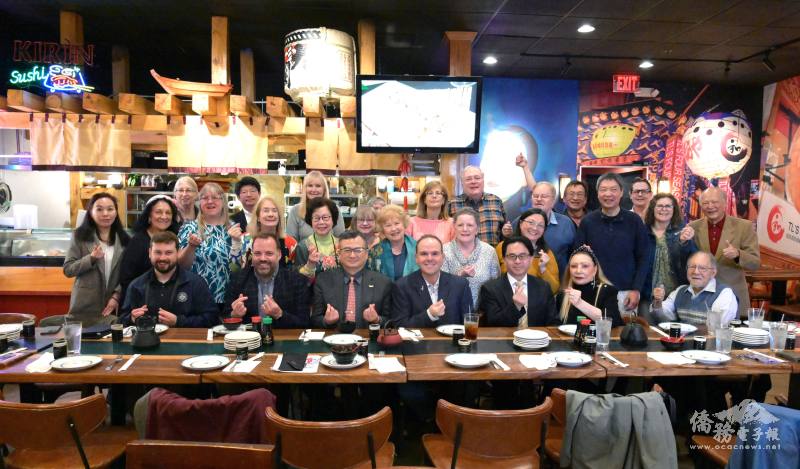 籌備會召集人兼執行長邱美純僑務顧問 (站立第1排左5) 、 駐芝加哥辦事處處長類延峰 (坐左3) 、Bartlett 市長Dan Gunsteen (坐左4) 、Bartlett高中校長Timothy Brodeur (坐左2) 及籌備會議全體合影留念