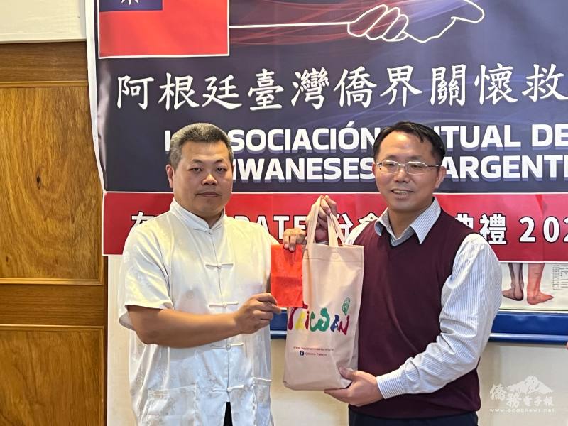 僑務秘書丁健民贊助Zárate分會基金