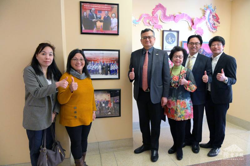 (左起) 芝加哥文教中心副主任陳怡珍、客家同鄉會會長張玉芳、類延峰、邱美純、駐芝加哥辦事處組長舒俞敬及芝加哥文教中心主任蔡季穎，參觀結姊妹市歷年紀念照片