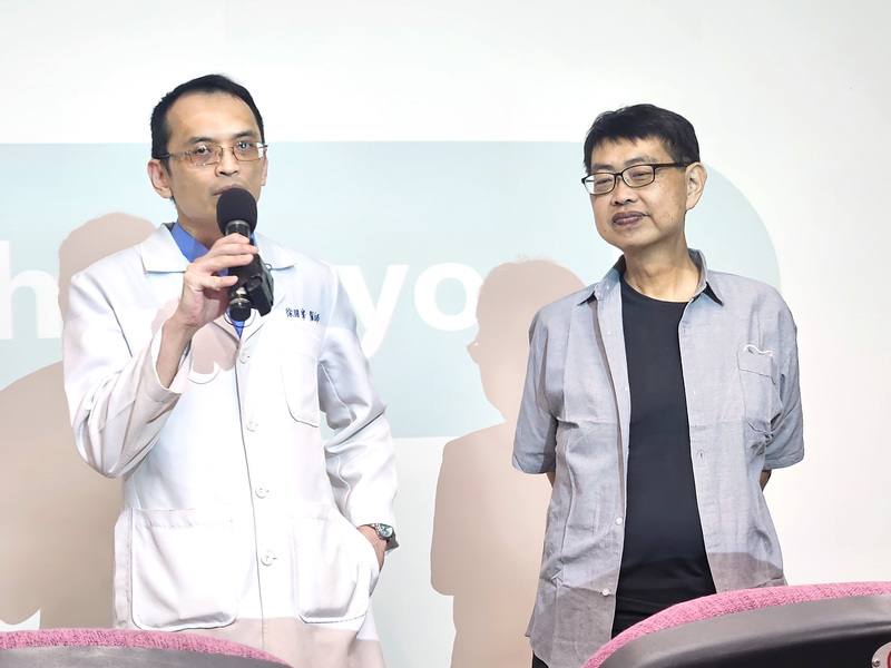 三軍總醫院整合多位專科醫師、營養師、護理師等，推動標準化肥胖治療模式。減重代謝手術暨體重管理中心主任徐國峯（左）與成功個案（右）出席記者會分享