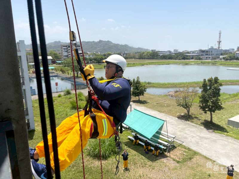 學員進行新式繩索課程操作訓練