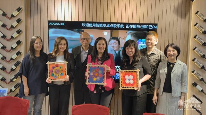 林玉慧(左一)致贈巴拉圭傳統蜘蛛繡(Ñanduti)予訪團