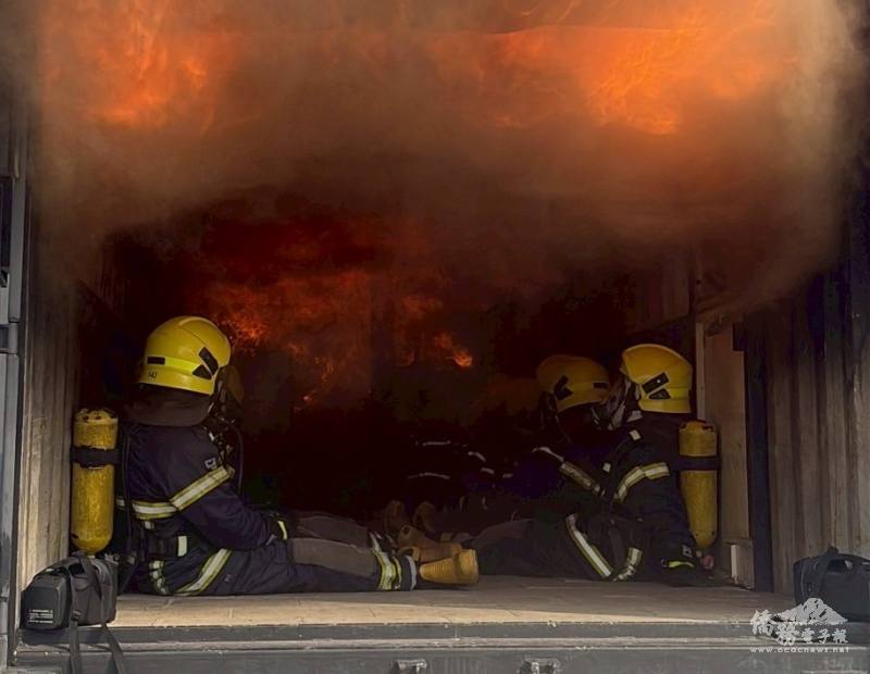 學員進行實火燃燒櫃訓練