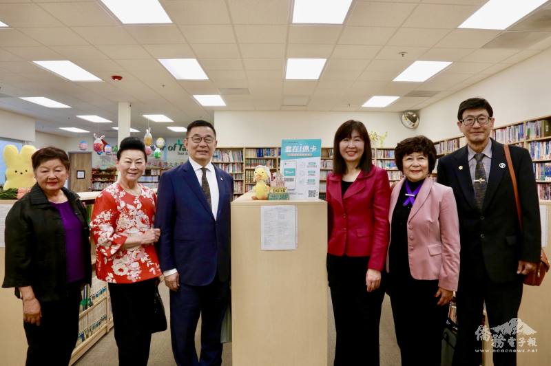 金山灣區文教中心主任莊雅淑介紹金山灣區文教中心圖書館