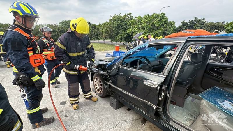 學員進行車輛破壞操作訓練