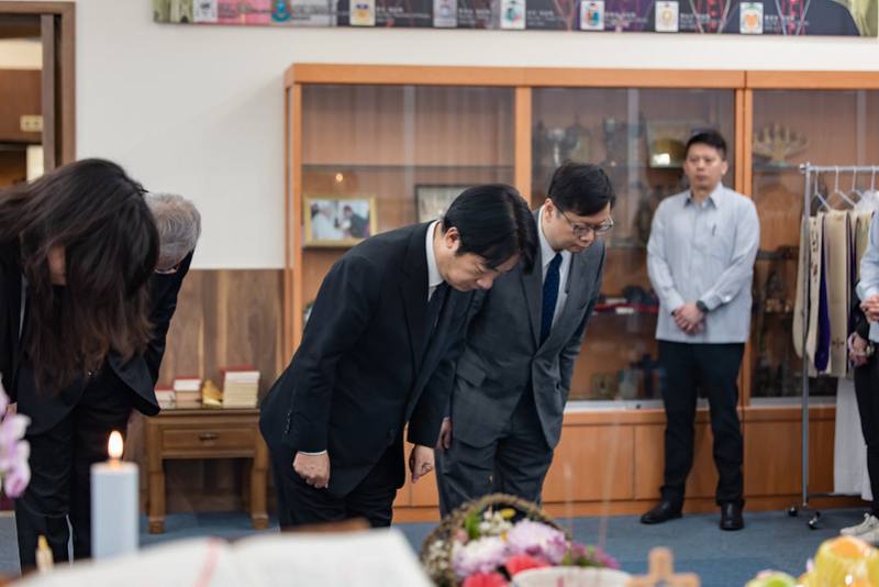 總統至教宗方濟各靈堂追思