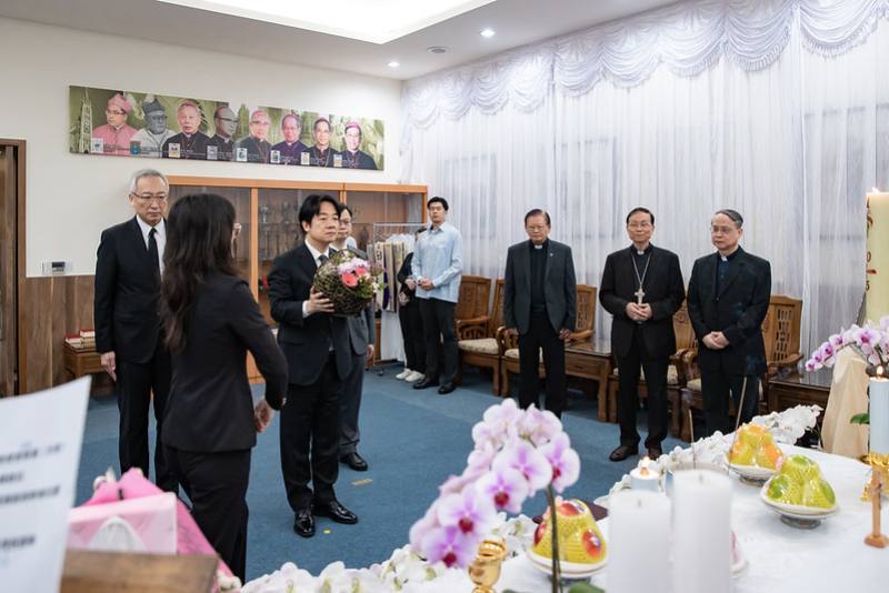 總統抵達後，以主祭者身分於方濟各教宗靈前上香、獻花、獻果、獻爵