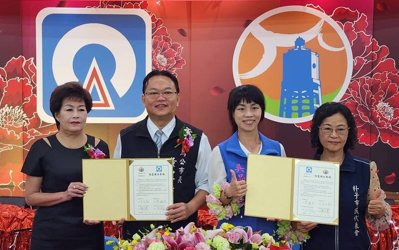 澎湖縣馬公市與嘉義縣朴子市23日締盟簽署姊妹市，由馬公市長黃健忠（左2）與朴子市長吳品叡（右2）共同簽署