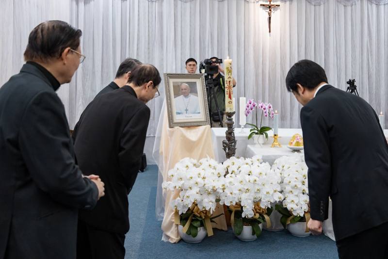賴清德總統23日上午前往天主教台北總主教公署，至天主教教宗方濟各（Pope Francis）靈堂追思致哀