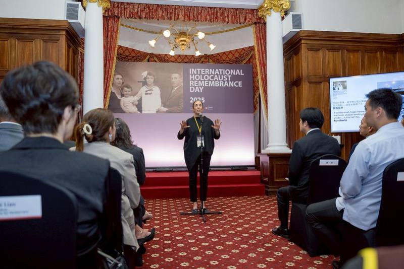 總統抵達後，首先聆聽猶太大屠殺倖存者第三代證詞，及猶太教拉比朗誦祈禱文《慈悲的神》（El Maleh Rachamim）