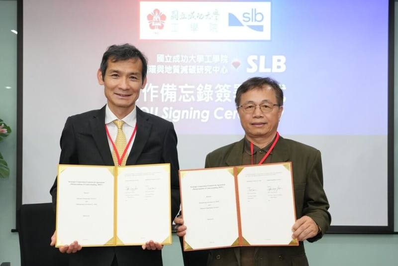 國立成功大學工學院和國際能源服務領導企業（SLB）23日簽署戰略合作夥伴關係，將結合雙方各自強項，聯手推動減碳和綠色能源領域的技術升級。（成功大學提供）