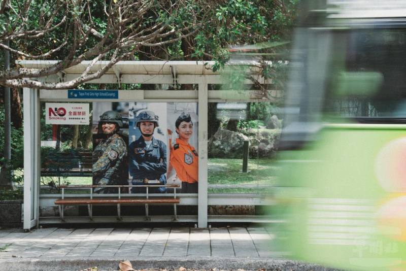 國防部精選軍事影像走入街頭日常，展現官兵保家衛國的英姿