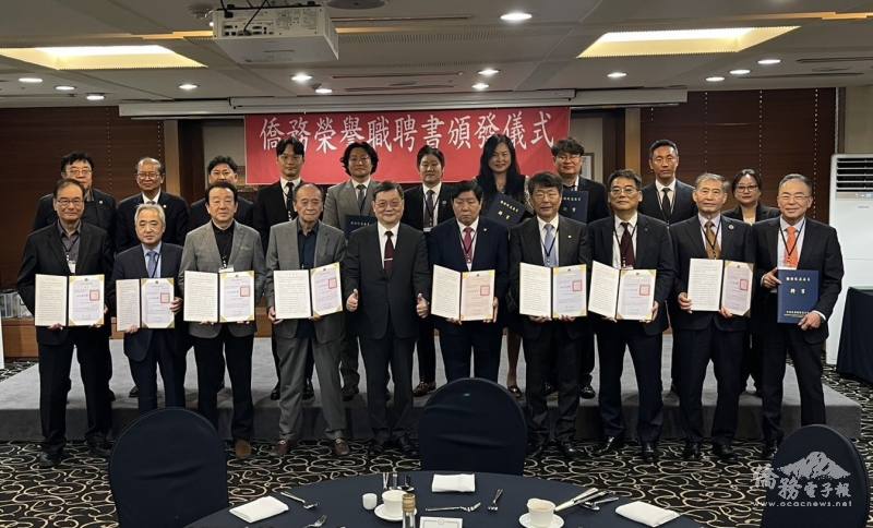 駐韓代表處代表梁光中與僑務榮譽職人員合影