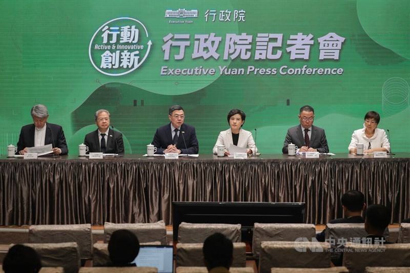 Premier Cho Jung-tai (center left) and Vice Premier Cheng Li-chiun (center right). CNA photo April 24, 2025