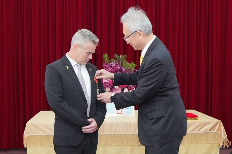 外交部政務次長吳志中（右）23日頒贈以色列國會友台小組主席杜伯斯基（Boaz Toporovsky，左）睦誼外交獎章。（外交部提供）