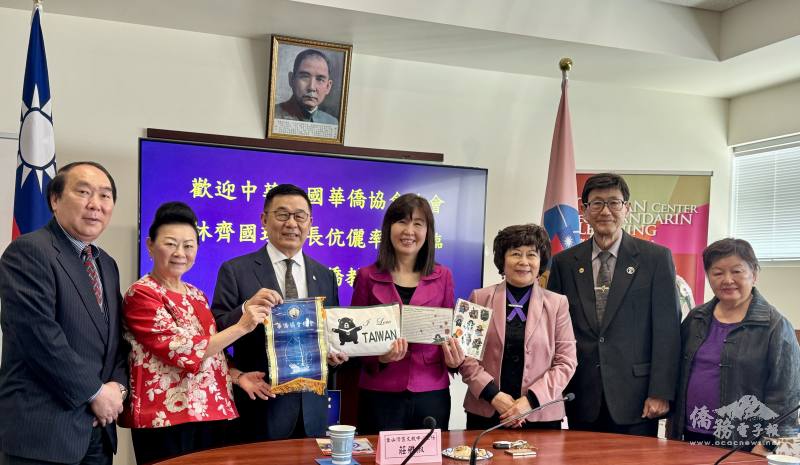 華僑協會總會理事長林齊國（左三）與莊雅淑（中）互贈紀念品