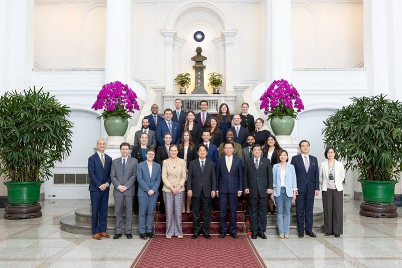 President Lai poses for a photo with a delegation of the NextGen program run by the US Center for a New American Security.