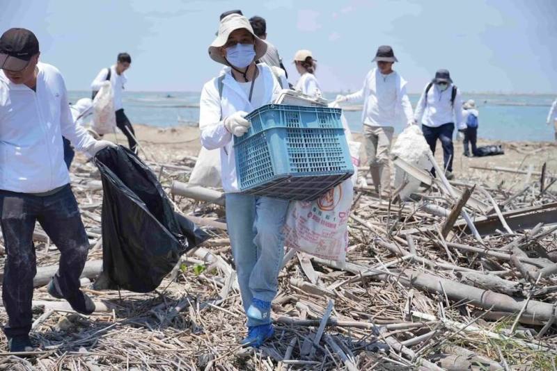 台灣高鐵23日在台南市安南區城西沙洲舉辦2025年「集拾行垃」淨灘活動，共清出超過658公斤海洋廢棄物。（台灣高鐵提供）