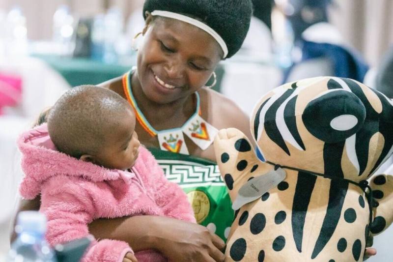 外交部長林佳龍以總統特使身分出訪史瓦帝尼，23日上午與林佳龍與名為Taiwan（台灣）（左1）的小朋友相見歡，還送上石虎抱枕期勉靈巧勇敢。（外交部提供）