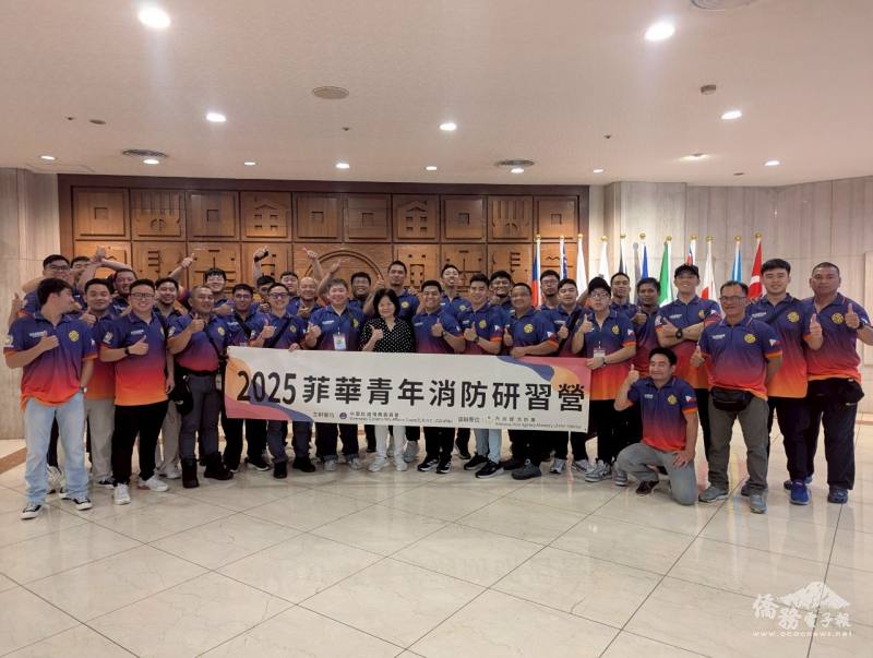 僑委會僑民處處長賴麗瑩（前排中）與學員合影