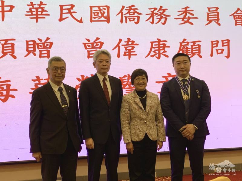 紐約中華公所主席朱超然(左一)、駐紐約辦事處處長李志強(左二)在場見證曾偉康(右一)獲獎