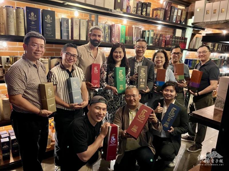 駐奈及利亞代表處大使劉翼平伉儷（後排右4、右5）與僑務顧問陳淑芳（後排右3）、奈國臺灣商會副會長林子立（前排右1）等人參觀業者酒窖時與不同種類的臺灣精品威士忌合影，期許日後能夠成功行銷奈國市場。