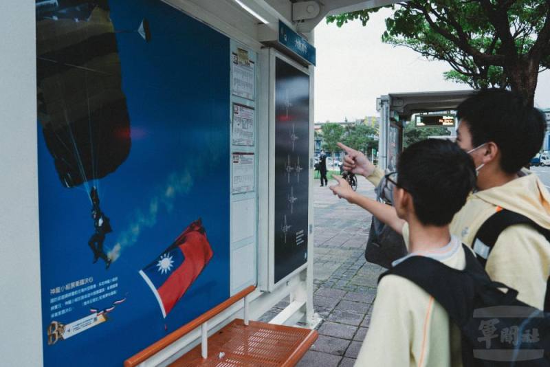 精彩的攝影作品吸引民眾駐足欣賞