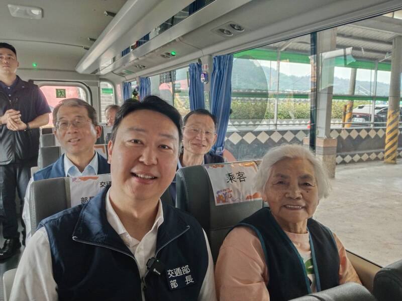 交通部長陳世凱（前左）24日到屏東縣來義鄉，實地了解幸福巴士推動情形，並與當地部落居民一同搭乘幸福巴士