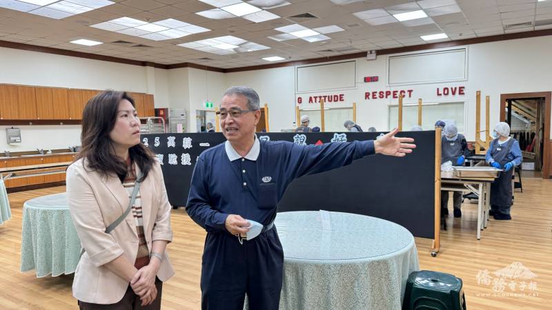 慈濟雪梨分會執行長宋以剛(右)向雪梨文教中心主任江佳慧(左)介紹雪梨慈濟基金會在雪梨推動之慈善使命