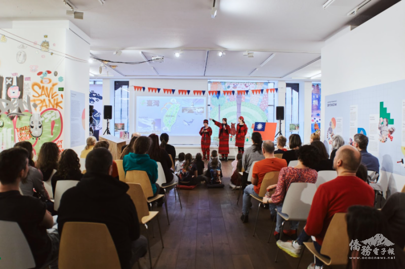 Li Yi‑ying and overseas Taiwanese celebrate “Taiwan Day” at a local gallery.