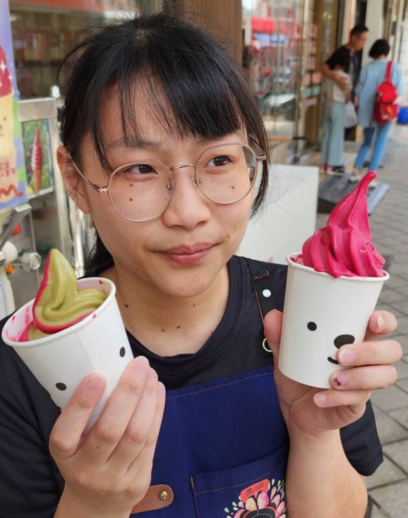 澎湖黑糖糕業者24日發表以在地盛產的紫菜與仙人掌等研發的「灀樣」冰淇淋，將在花火節同步對外亮相，搶攻花火節商機