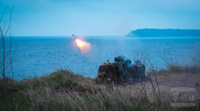 官兵執行標槍飛彈實彈射擊