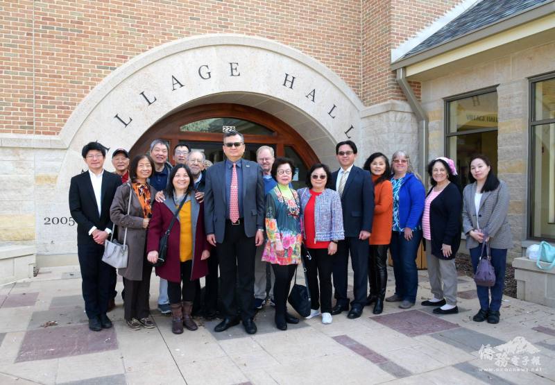 Bartlett市政府外合影留念