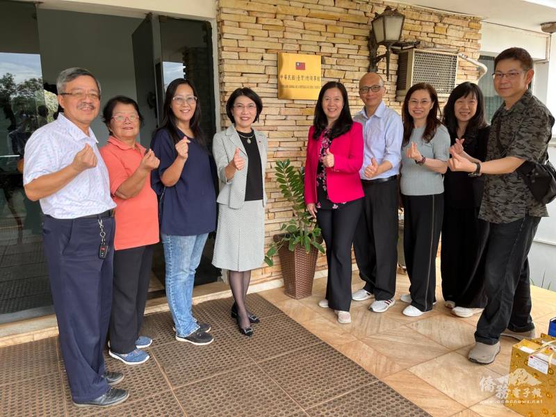 訪團拜會駐東方市總領事館總領事陳慧芬(左四)