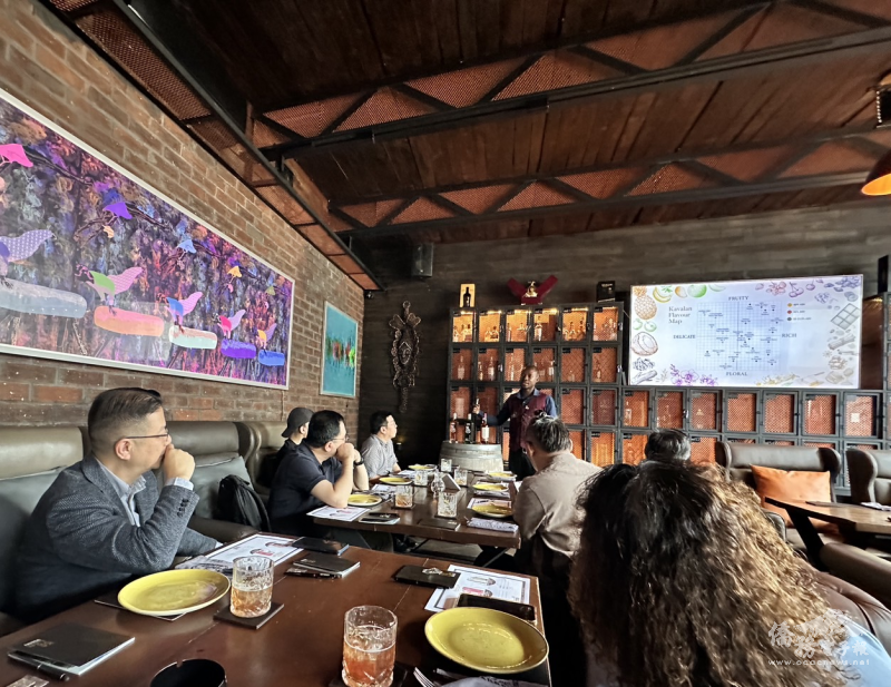 在服務人員（立者）的引導下，參加者發表自己的試飲感想並交換心得。