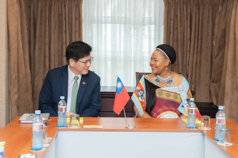 外交部長林佳龍（左）以總統特使身分訪問非洲友邦史瓦帝尼王國，24日上午在與史國外長戴柏莉（Pholile Shakantu，右）會談後，與戴柏莉分別代表兩國政府簽署「防制資訊操弄及促進資訊完整性瞭解備忘錄」及「外長聯合聲明」。（外交部提供）