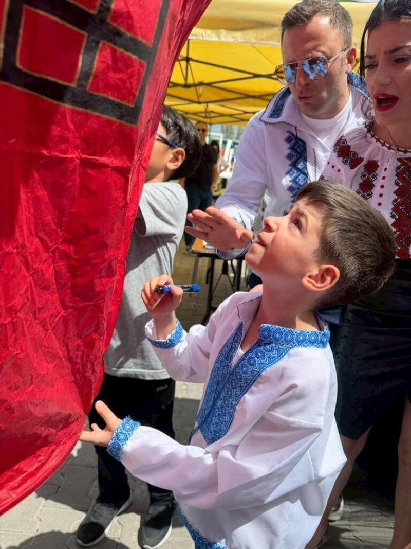 參與活動的國際學校學生認真思考要在台灣天燈上寫上自己國家文字的祝福語句。（駐土耳其代表處提供）